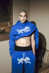 Hoodie azul con estampado de un perro en el pecho. Corte oversize.