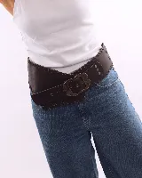 Faja ancha de cuero negro con pespuntes y hebilla metálica con diseño floral.