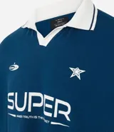 Remera de manga corta azul marino con cuello polo blanco. Presenta un estampado frontal en blanco con la palabra "SUPER" y un texto más pequeño debajo, junto con una estrella y un logo de platillo volante.