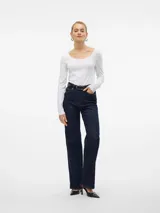 Remera blanca de algodón con cuello redondo y mangas largas.