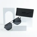 Lentes de sol estilo aviador con armazón metálico negro y lentes grises.