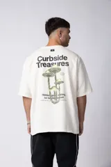 Remera negra oversize de algodón con cuello redondo y mangas cortas. Estampado pequeño en el frente y estampado grande en la espalda con la frase "Curbside Treasure".