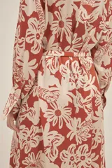 Vestido largo estilo camisero en seda viscosa con estampado floral y de tigres. Cuenta con botones nacarados, lazo para ajustar en la cintura, bolsillos y aberturas laterales.