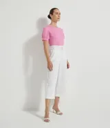 Blusa de viscolycra color rosado, con cuello redondo y mangas cortas abullonadas con puños de lastex.