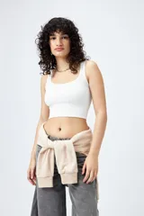 Top color marrón de tejido ribb sin costuras con escote cuadrado.