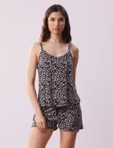 Conjunto de pijama de tres piezas, marca René Rofé. Incluye saco, musculosa con escote en V y short con cintura elastizada.