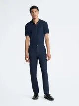 Pantalón chino azul marino de corte slim fit, con bolsillos laterales y traseros.