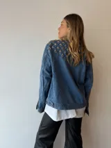 Campera de jean celeste con apliques de estrellas doradas en cuello, hombros y puños.
