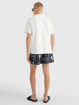 Chomba blanca de felpa de Tommy Hilfiger con cuello clásico, corte amplio, logo bordado en el pecho y detalles distintivos de la marca.
