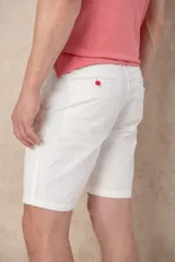 Bermuda color beige de corte clásico con bolsillos laterales y traseros.