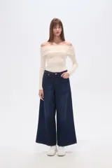 Pantalón de jean azul oscuro, ancho y de tiro alto.