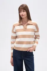 Sweater de tejido de punto, holgado, con rayas horizontales anchas en blanco y negro. Presenta cuello polo con escote en V y mangas largas.