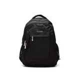 Mochila negra, resistente al agua, con compartimento principal y bolsillo frontal con cierre. Presenta un parche rectangular con el logo de la marca en la parte superior del bolsillo frontal y tiradores de cremallera metálicos con logo grabado. Cuenta con bolsillos laterales de malla.