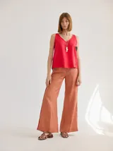 Musculosa roja de lino con corte holgado y escote en V.