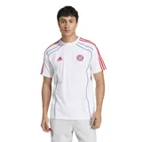 Remera Adidas del FC Bayern Munich, color blanco con detalles en rojo y azul. Incluye logo de Adidas y escudo del club en el pecho, y las tres tiras características de la marca en las mangas.