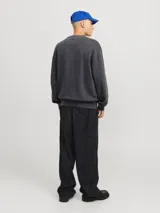 Buzo de algodón gris oscuro con cuello redondo y calce holgado. Confeccionado en tejido loopback, de mangas largas y puños y ruedo acanalados. Un básico ideal para un look casual o de fin de semana.