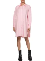 Vestido camisero Tommy Hilfiger color rosa, de corte oversize y largo hasta la rodilla. Confeccionado en algodón orgánico, con cuello inglés, cierre de botones, puños con botón y logo bordado en el puño.