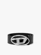 Cinturón de cuero negro con hebilla grande ovalada plateada que presenta el logotipo 'D' de la marca.