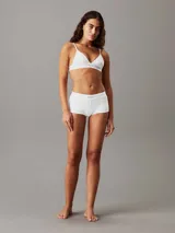 Conjunto Calvin Klein de ropa interior, compuesto por un corpiño triangular de algodón acanalado con elástico con logo y un short de algodón acanalado con elástico con logo.