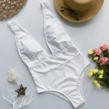 Traje de baño enterizo blanco con escote en V y breteles anchos.