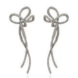 Par de aros colgantes con forma de lazo, con incrustaciones de strass plateado.