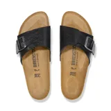 Sandalia Birkenstock modelo Catalina, color negro, con hebilla plateada y plantilla anatómica de corcho.