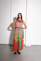 Vestido largo sin mangas con estampado abstracto en tonos rojo, blanco, verde, amarillo y azul.