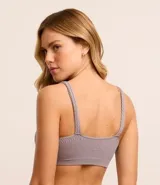 Soutien modelo top, hecho en microfibra color blanco. Prenda sin relleno, con aro, sin costura y con textura acanalada/trenzas.