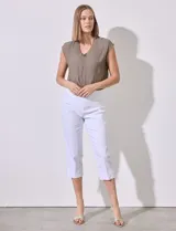 Pantalón capri en gabardina elastizada, color naranja, con pretina ancha y corte recto.