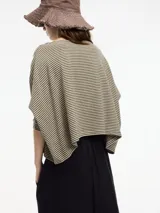 Sweater azul marino de punto, con cuello bote y mangas 3/4.