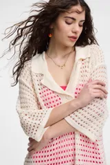 Vestido tejido calado negro con cuello camisero y manga corta.