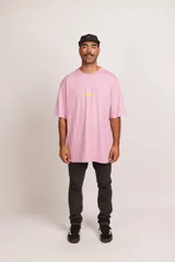 Remera rosa de jersey de algodón con logo amarillo bordado en el pecho, cuello redondo y corte oversize.
