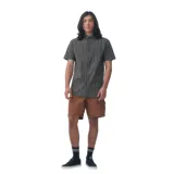 Camisa de manga corta con estampado de rayas verticales color gris y ocre. Tiene cuello clásico, cierre con botones y bolsillo en el pecho con logo de la marca. Corte recto.