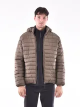 Campera puffer color marrón con capucha y cierre frontal. Diseño acolchado horizontal.