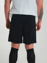 Short de fútbol Nike de la selección uruguaya, modelo alternativo. Color negro con escudo de la AUF bordado y logo de Nike estampado en blanco.