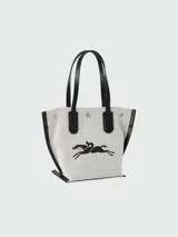 Bolso shopper Longchamp modelo Le Roseau XS, color crudo con detalles en cuero negro. Tiene doble asa corta, cierre con broche a presión y logo estampado en el frente.