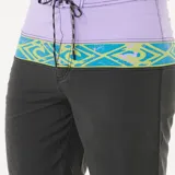 Short de baño Rip Curl Mirage Split Peak, con cintura lila, banda con diseño geométrico en amarillo y azul, y cuerpo negro.