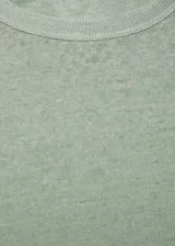 Remera verde agua de lino con cuello redondo y mangas cortas.