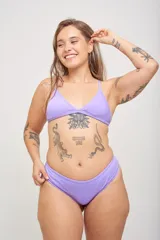 Conjunto de bikini azul con corpiño triangular con breteles regulables y copas desmontables, y bombacha clásica con argollas en los laterales.