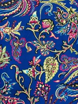 Pañuelo de gasa con estampado paisley multicolor sobre fondo azul.