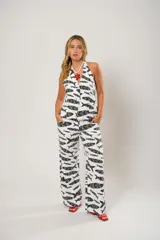 Pantalón palazzo blanco con estampado de peces negros.