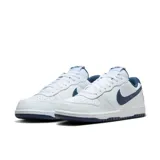 Championes urbanos Nike modelo Court Borough Low 2, color blanco con detalles en azul marino, confeccionados en cuero sintético, con logo "Nike" característico en los laterales y suela de goma.