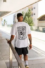 Remera blanca de algodón con estampa en la espalda de un canguro con anteojos de sol, fumando y tomando una bebida.