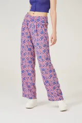 Pantalón de tiro alto con estampado floral en tonos rosados y azules, de corte recto y holgado.
