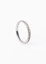 Anillo plateado de acero quirúrgico con hilera de strass.