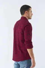 Camisa de viyela roja y azul marino a cuadros, corte slim, con logo bordado, bolsillos con botón y manga larga.