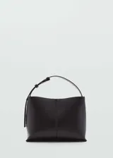 Bolso tipo shopper negro de tamaño mediano, con asa corta, asa larga desmontable y cierre de imán interior.