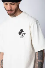 Remera color lila de corte oversize con cuello redondo y mangas cortas. Presenta un estampado pequeño de Mickey Mouse en el frente.