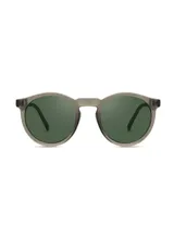 Gafas de sol Eco Shades Fontana con montura redonda gris y lentes verdes. Fabricadas con acetato biodegradable y lentes de PMMA reciclado.