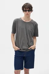 Remera gris de cuello redondo y manga corta, corte oversized, con estampado en el frente y la espalda con texto y figuras geométricas.